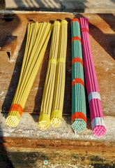 Puyou Si - Colourful Incense Sticks