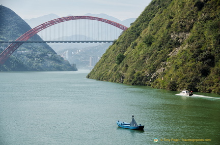 Approaching the Wushan Yangtze River Bridge