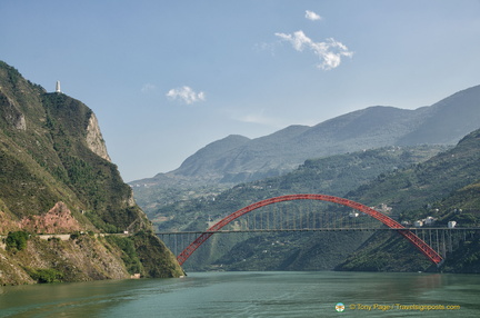 Looking Back at the Wushan Yangtze River Bridge