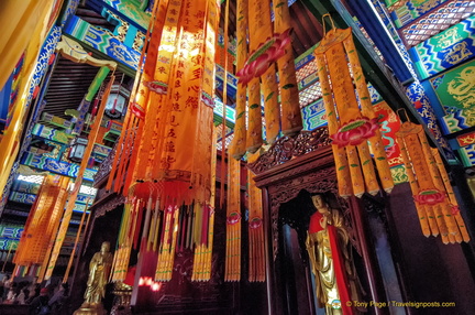 Eye-catching Decorations in the Great Buddha's Hall