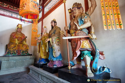 Figures in the Jade Emperor Hall